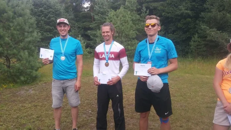 Meeste olümpiavibu arvestuses võitis 1219 silmaga Inars Dubkevics (keskel) lõunanaabrite Amazonese klubist. Teise koha saavutas 1210 silmaga siinse Meelise klubi vibulaskja Eimar Kukk (vasakul). Talle järgnes Tartu klubi esindaja Jan Mihkel Leetsaar, kes sai kirja 1196 silma.