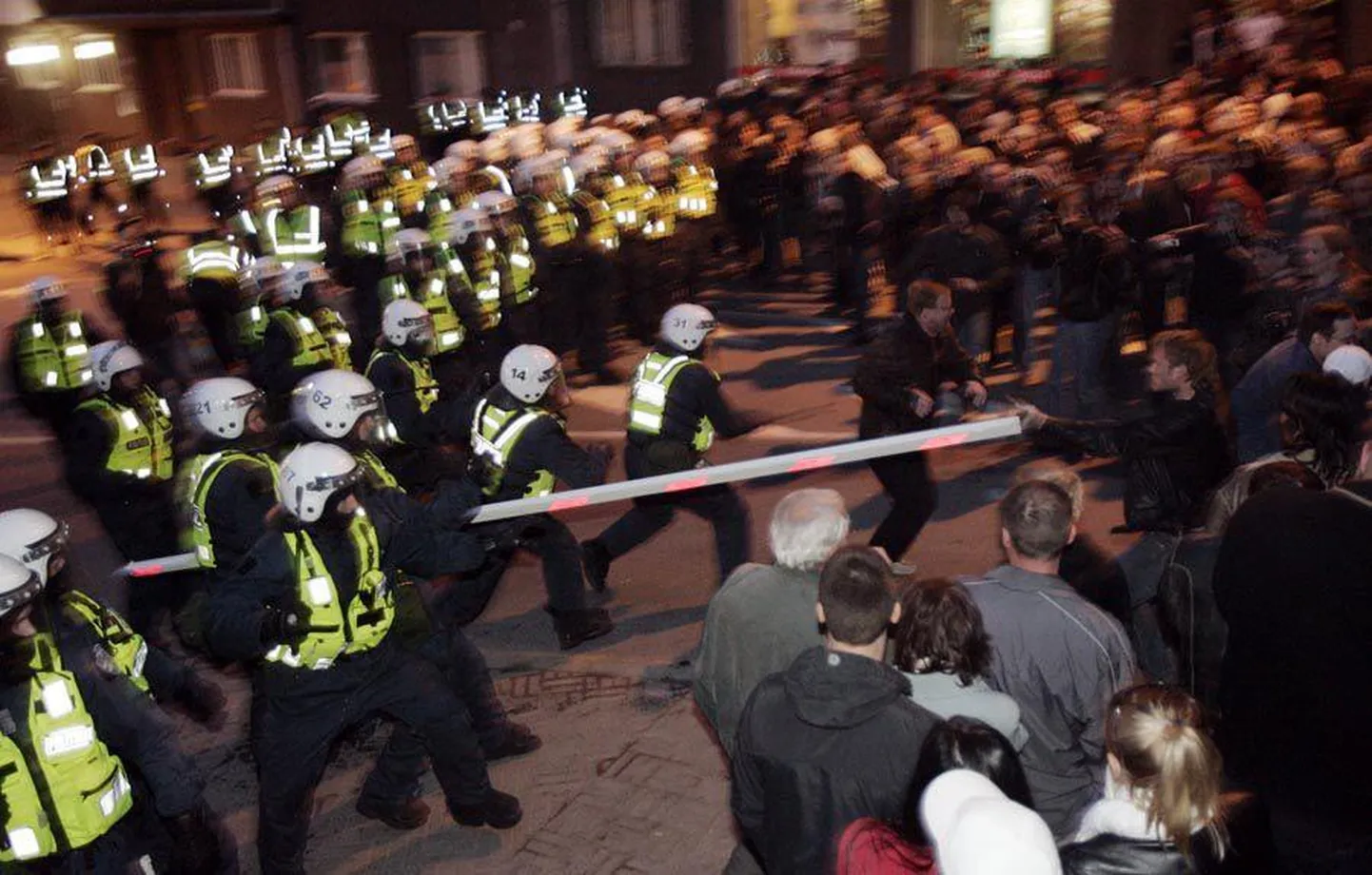 Pronksiöö rahutustes tungisid märatsejad politseinikele sageli kallale.