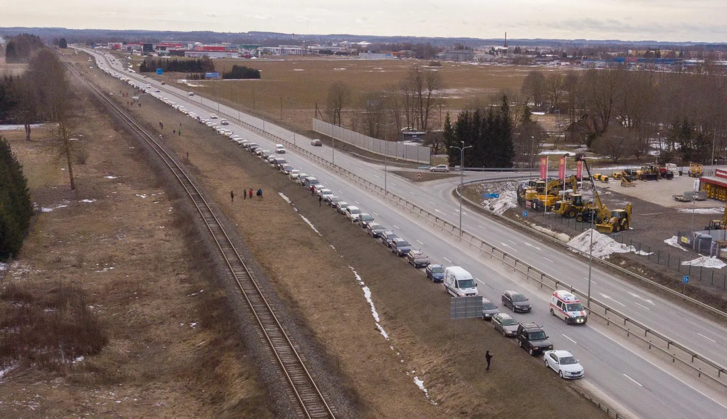 Laupäeval kogunes sadakond autot Tartu-Võru-Luhamaa maantee äärde, et protestida koroonapiirangute vastu. Edasi sõitis kolonn läbi nii politsei parklast kui ka haigla ukse eest.