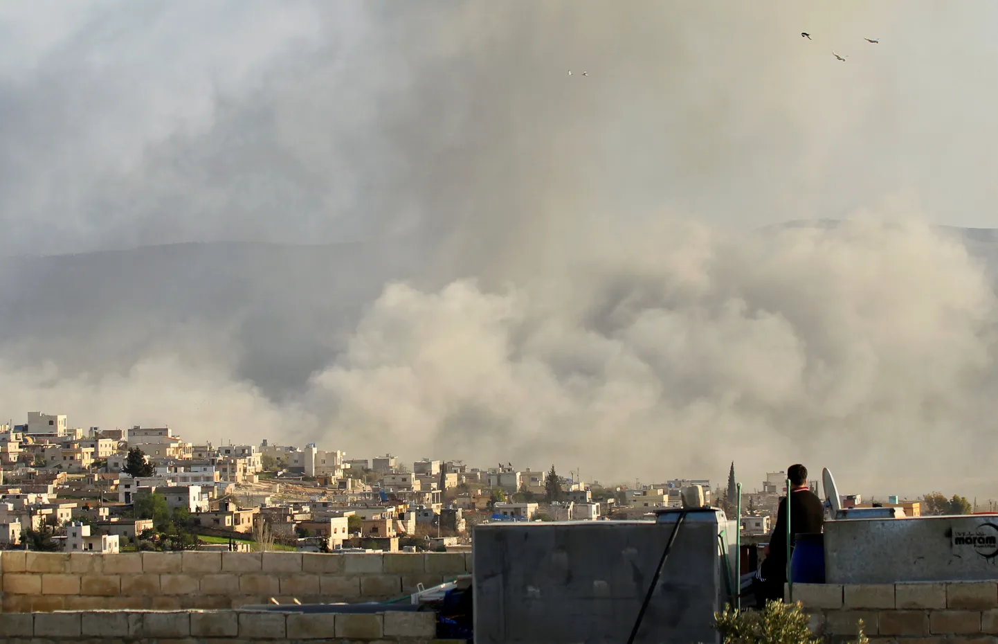 Dūmi pār Idlibas pilsētu pēc gaisa uzlidojuma. Ilustratīvs foto