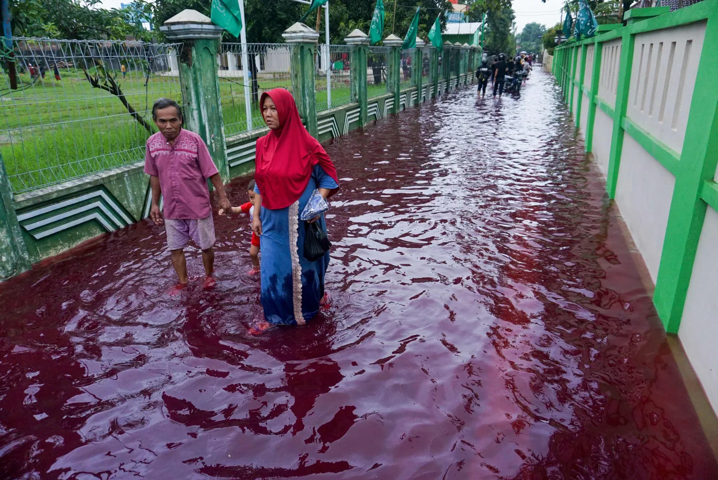 Tekstiilitööstusel on tugev keskkonnamõju. Pildil punasest kangavärvist saastunud tulvavesi.