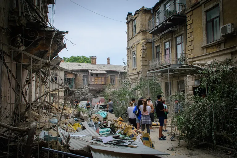 В центре Одессы много пострадавших старинных домов. Добровольцы приходят разбирать завалы ежедневно