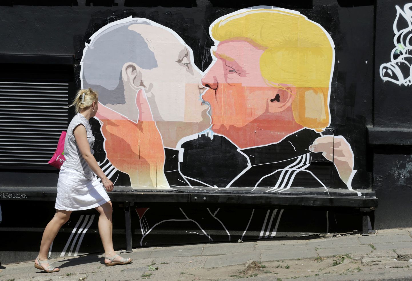 Donald Trumpi (paremal) ja Vladimir Putini suudlust kujutav grafiti Leedu pealinnas Vilniuses.