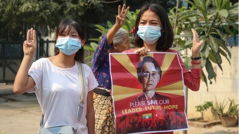 Демонстрантки с потретом Аун Сан Су Чжи