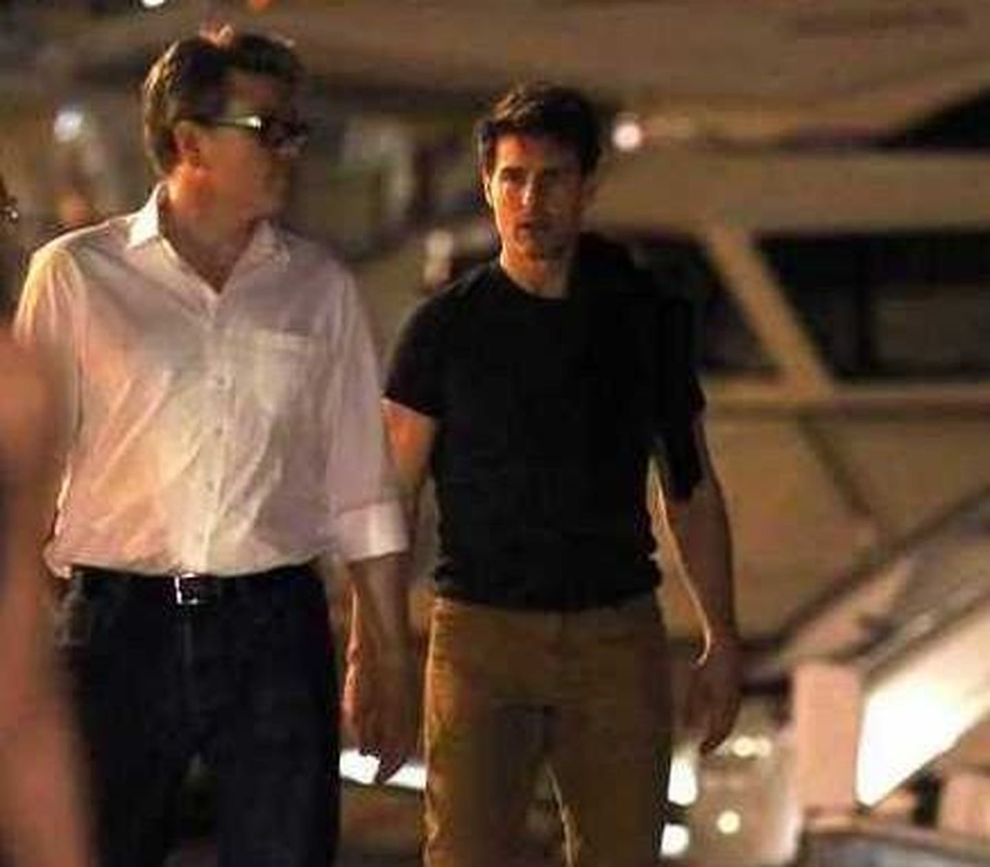 Tom Cruise (paremal) suundumas hotellist jahile