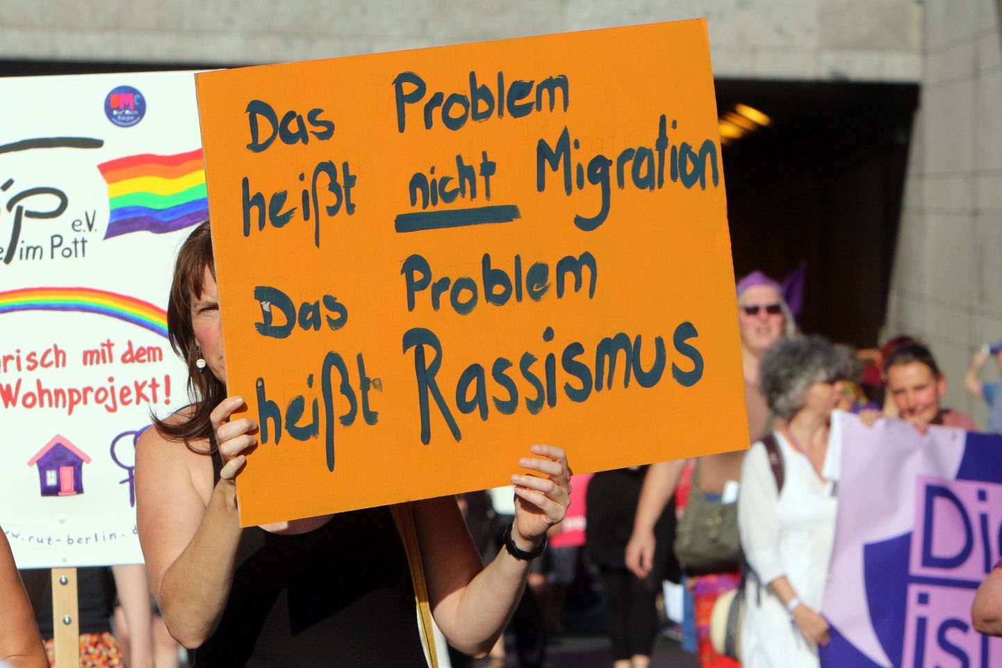 Kölni tänavatel protestiti juuli alguses plakatitega: «Probleem ei ole migratsioon. Probleem on rassism».