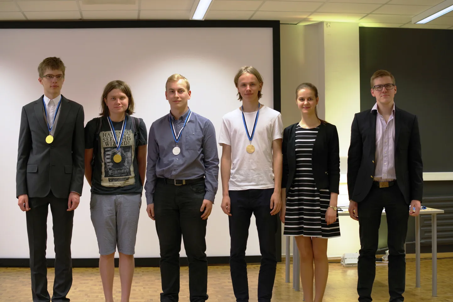 Eesti võistkond ja neli medalit. Paremalt Taavet Kalda, Kaarel Hänni, Richard Luhtaru, Kaarel Kivisalu, Eva-Maria Tõnson ja nende juhendaja Andreas Valdmann,
