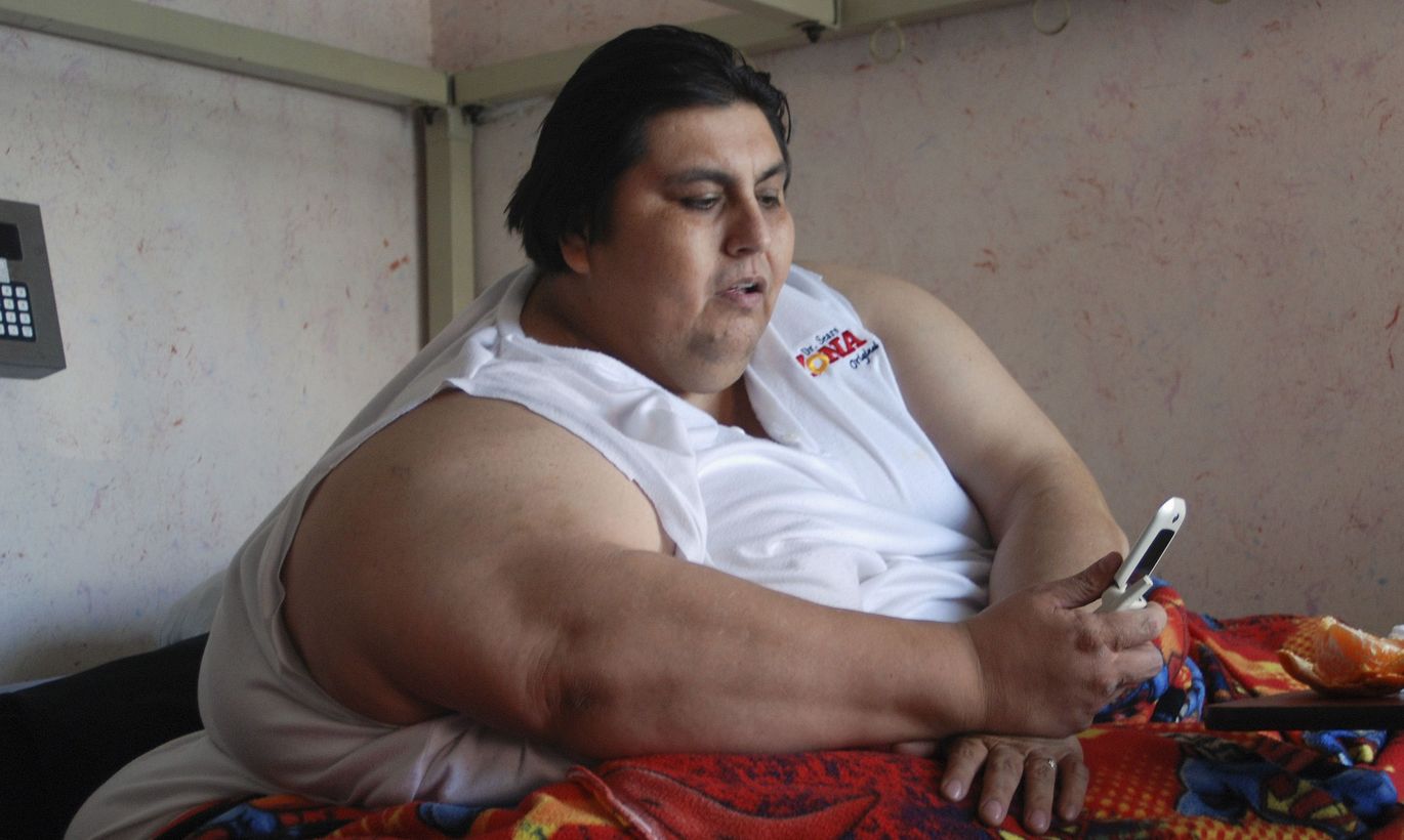 Сильно толстый человек. Мексиканец Мануэль Урибе. Самый толстый человек Мануэль Урибе. Хуан Педро Франко 600 кг.