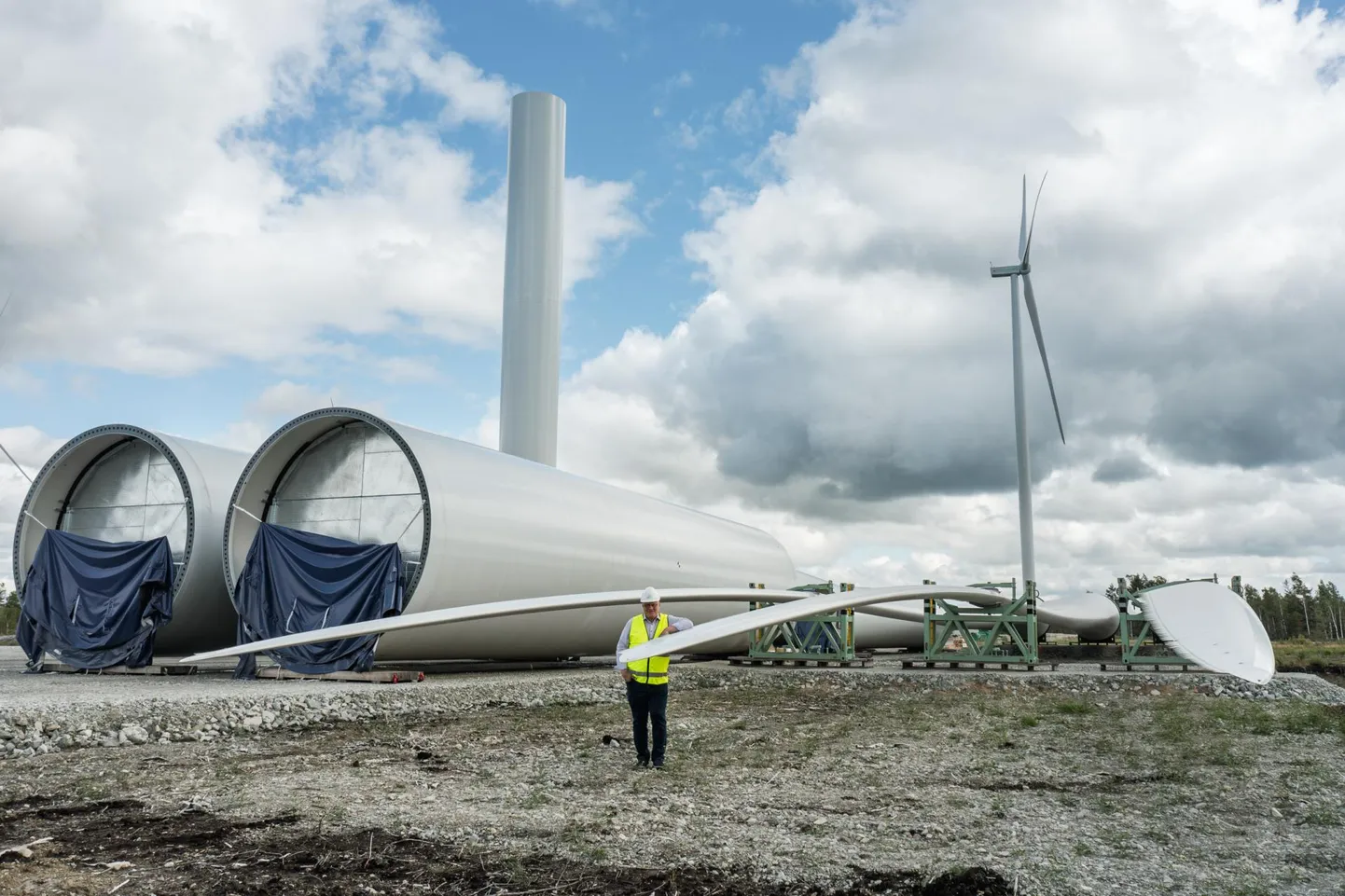 Tootsi tuulepargi ehitus mullu juulis. Enefit Greeni 38 tuulikuga park hakkab tööle toetusteta, sest Elering keeldus seda neile maksmast, tuues põhjenduseks, et see läheks elektritarbijaile liiga kulukaks.
