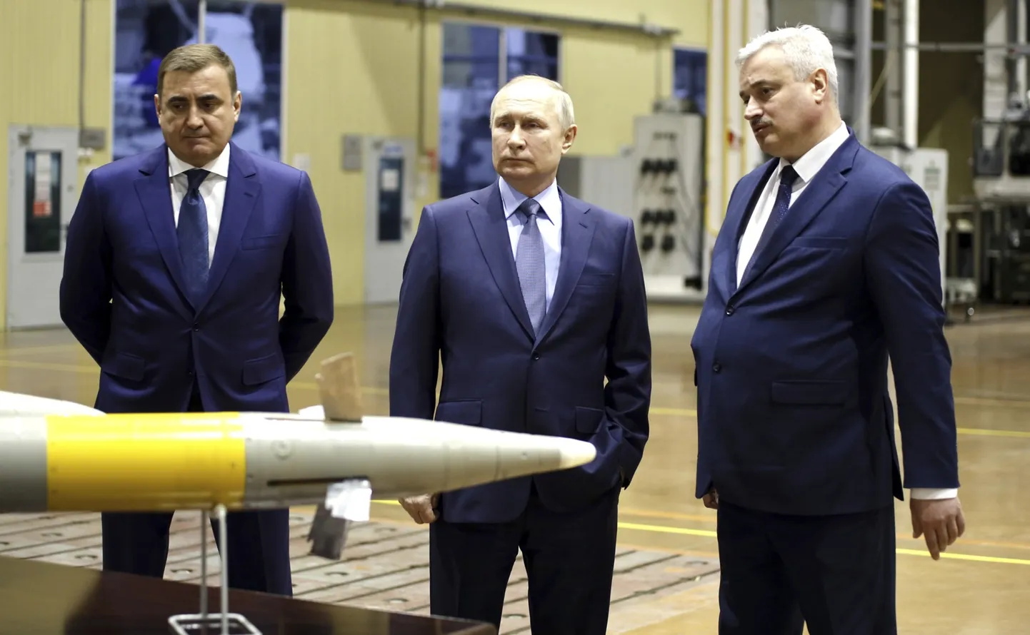 Vene president Vladimir Putin (keskel) koos Tula oblasti kuberneri Aleksei Djumini (vasakul) ja Štšeglovski Vali peadirektori Aleksei Visloguzoviga inspekteerimas Venemaal toodetud relvasüsteeme Tulas.