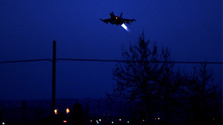 Iznīcinātājs F16 paceļas no ASV karabāzes Aviano (itālijā), 20.marts 