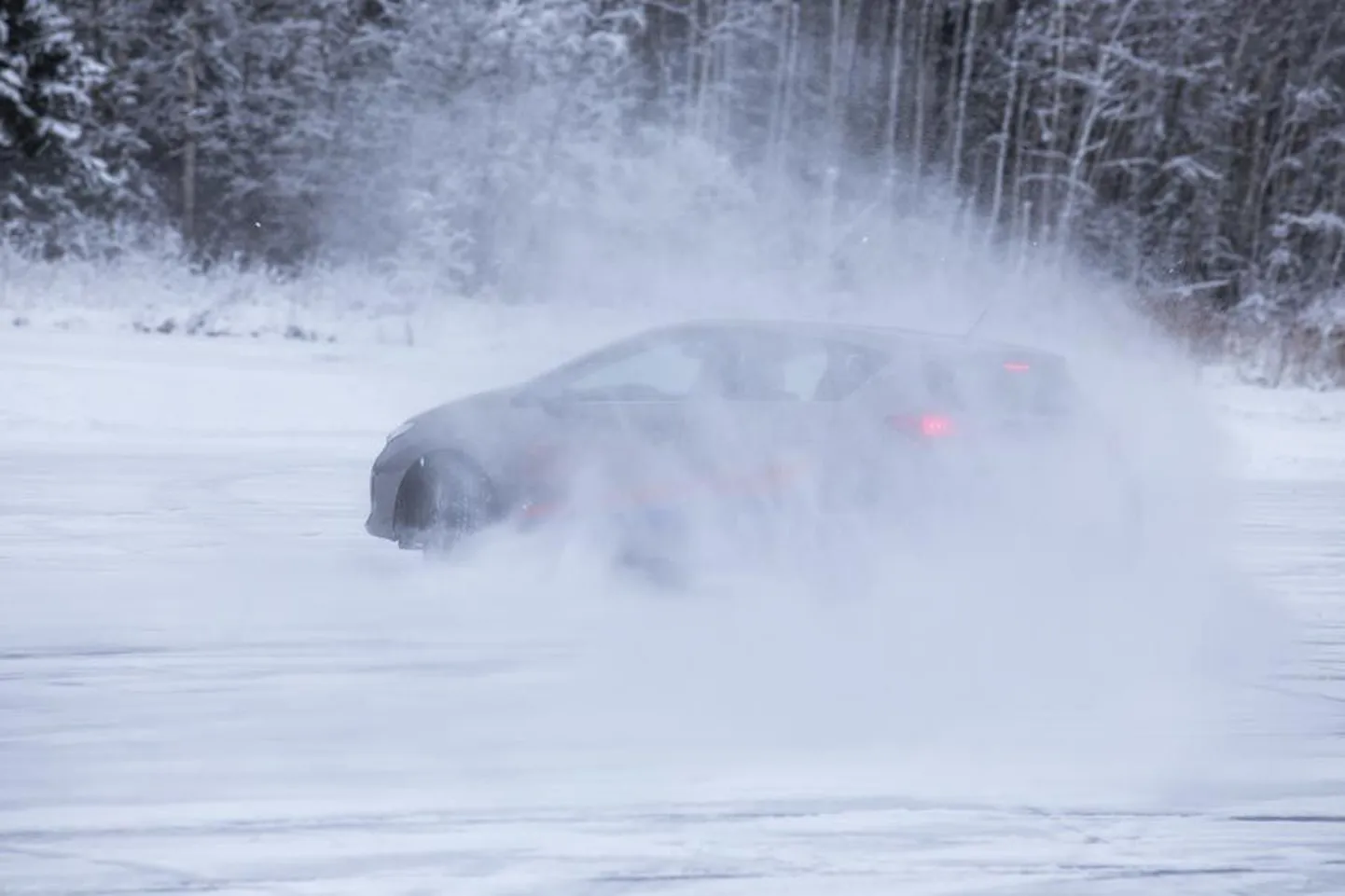 Pole teada, et Viljandimaal oleks tehtud mõni kõigile avatud harjutusrada. Eile proovis Aidu järvel jääd LRK Autokool, sest kavatseb seal lähiajal oma tarbeks raja avada. Viljandi järv ootab selleks paksemat jääd ja rohkem lund. Eile mõõtis kalamees kalda lähedal jää paksuseks 15 sentimeetrit.