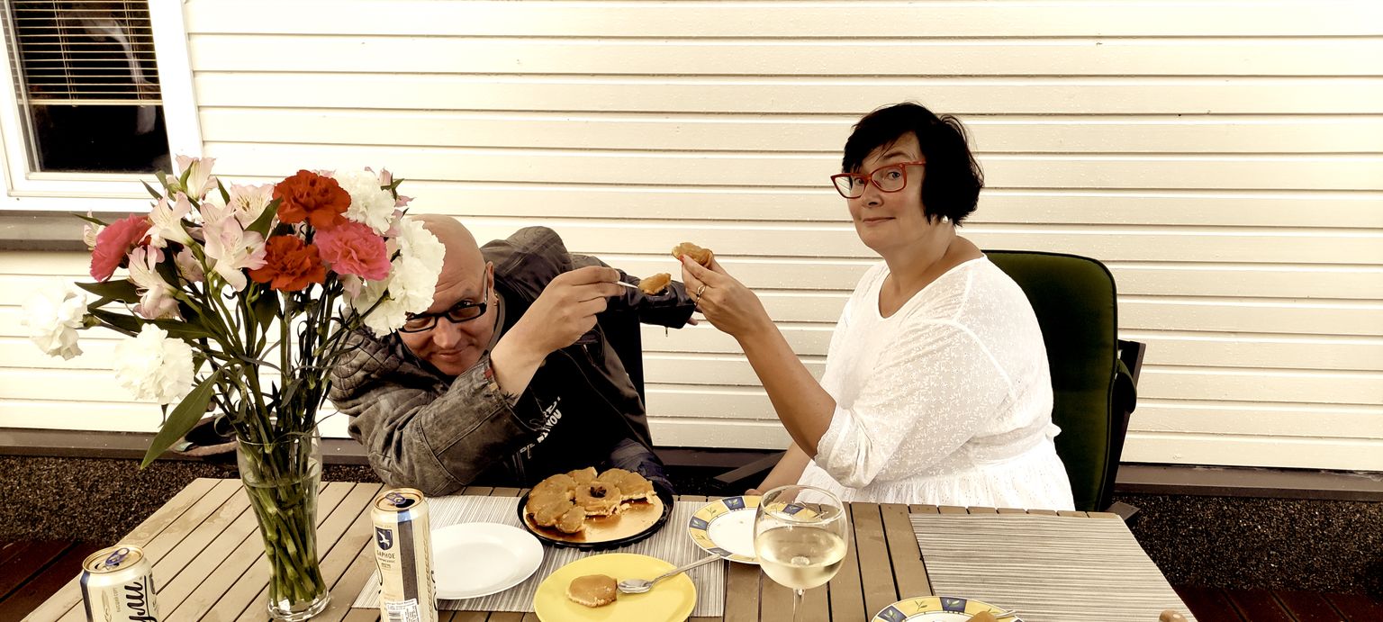 Narva linnapea Katriga lillelise laua taga. Palju õnne!