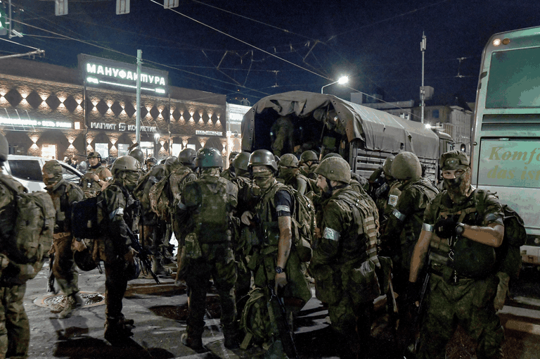 Бойцы «Вагнера» на одной из улиц Ростова-на-дону, 24 июня.
