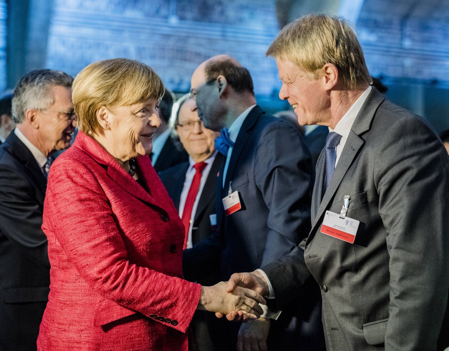 Reiner Hoffmann kätlemas liidukantsler Angela Merkelit.
