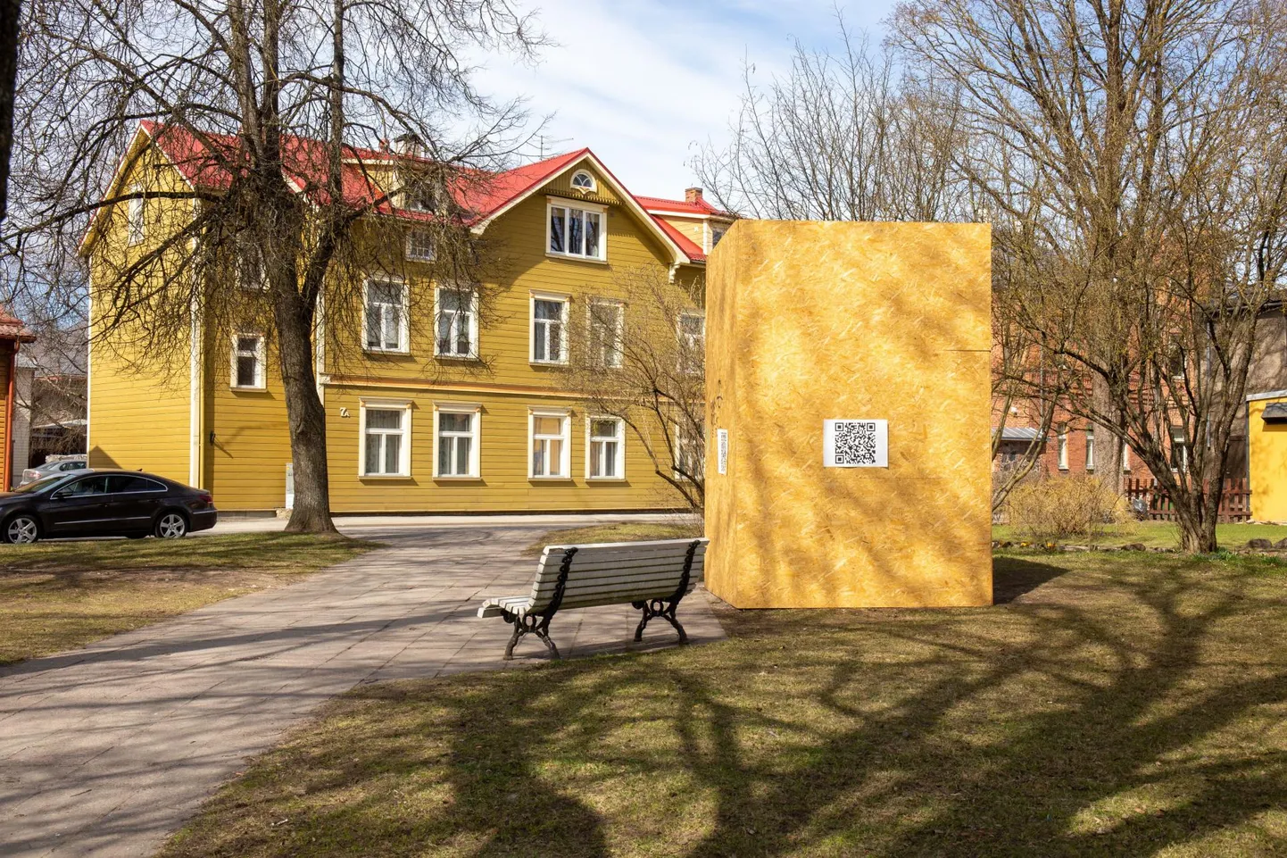 Suurema osa ajast on Jaak Joala monument veetnud kastis.