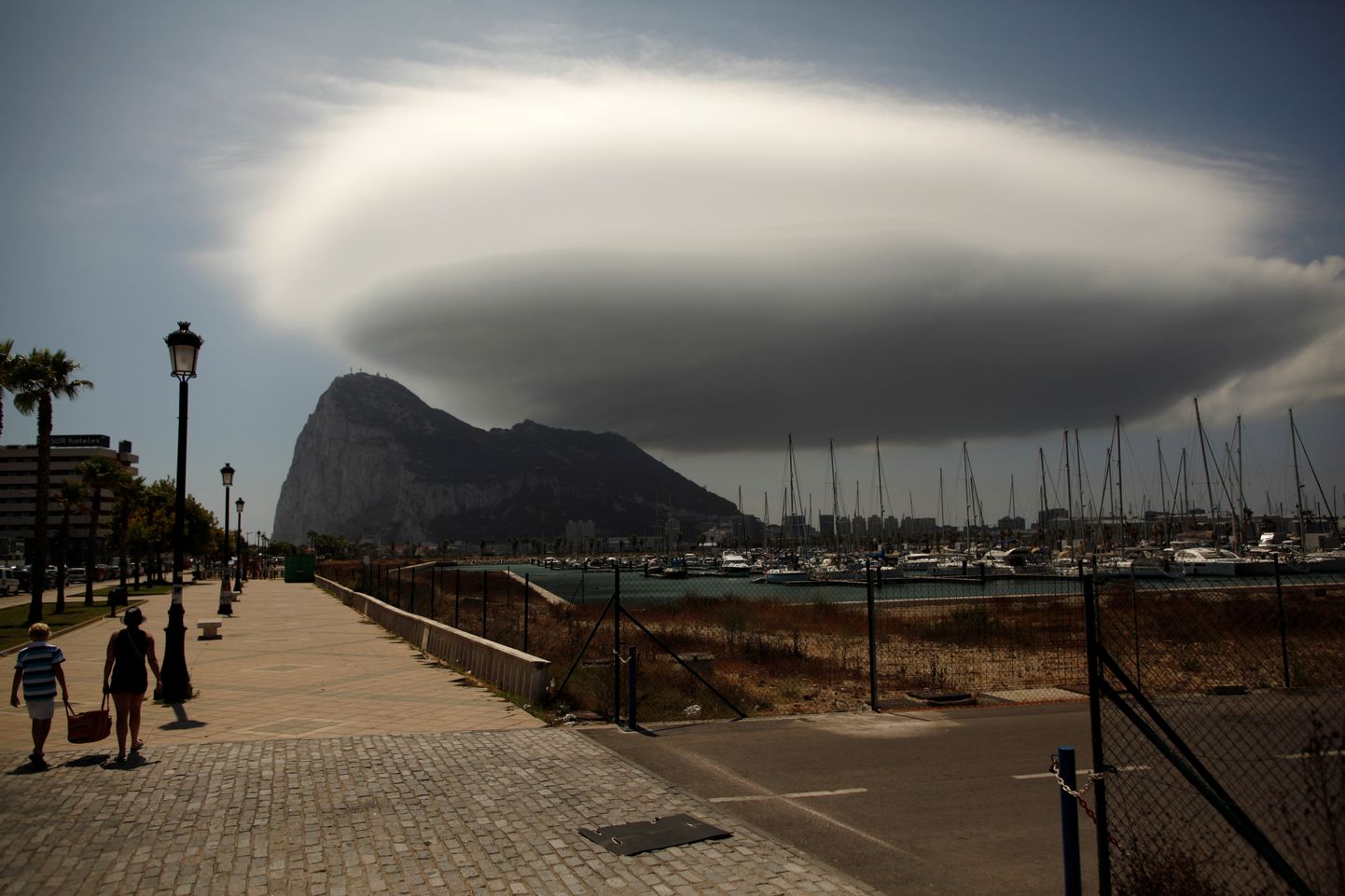 Inimesed jalutamas Gibraltaril Hispaania piiri lähistel.