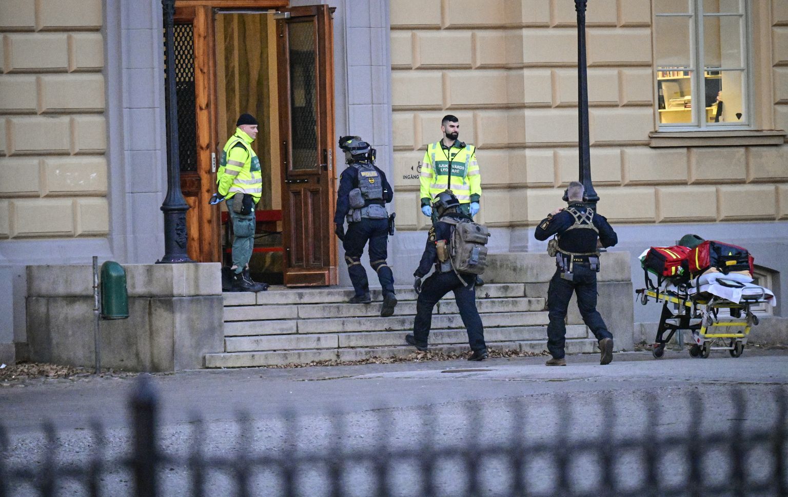 Rootsis Malmös asuvas koolis toimus 21. märtsil 2022 rünnak, milles hukkus kaks naist. Pildil politseinikud sisenemas koolimajja
