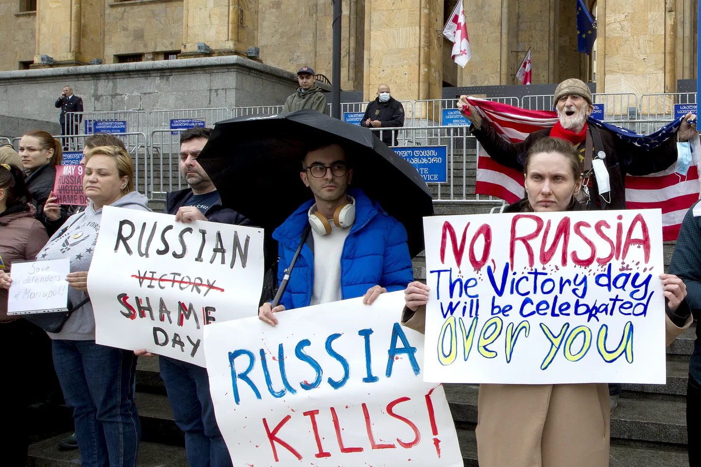 Демонстранты держат плакаты во время антивоенной акции. Иллюстративное фото