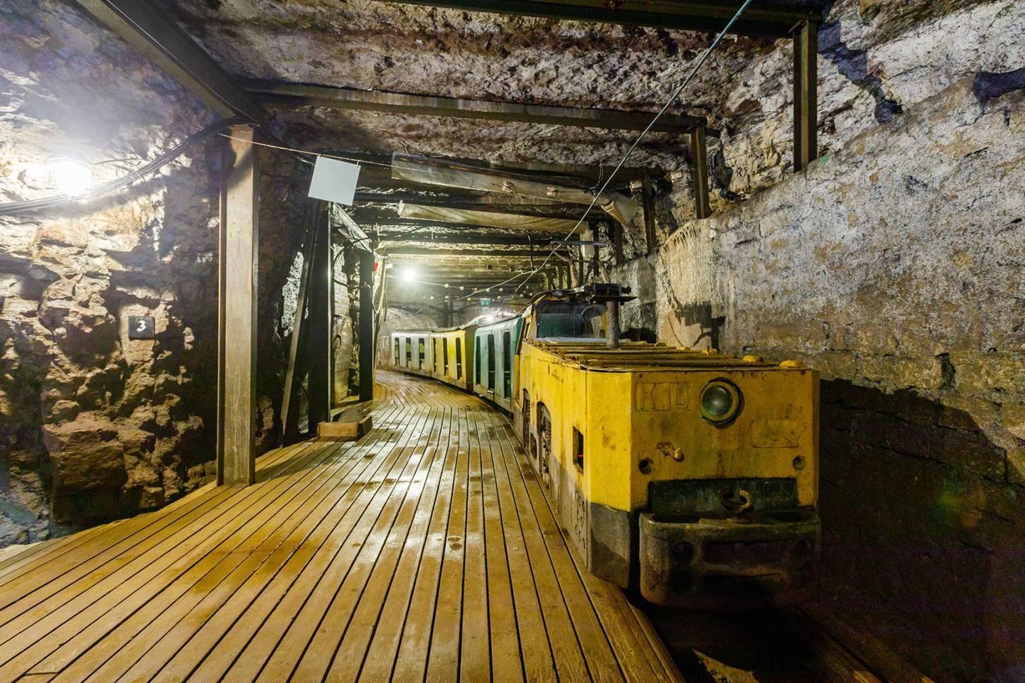 Kaevandusmuuseumis Kohtla-Nõmmel algab muuseumiöö juba päeval, kui huvilised pääsevad eelneva broneerimise korral eksklusiivsele tuurile pimedatesse kaevanduskäikudesse.
