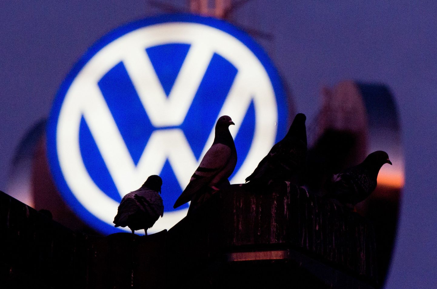 Tuvid Volkswageni logo ees.