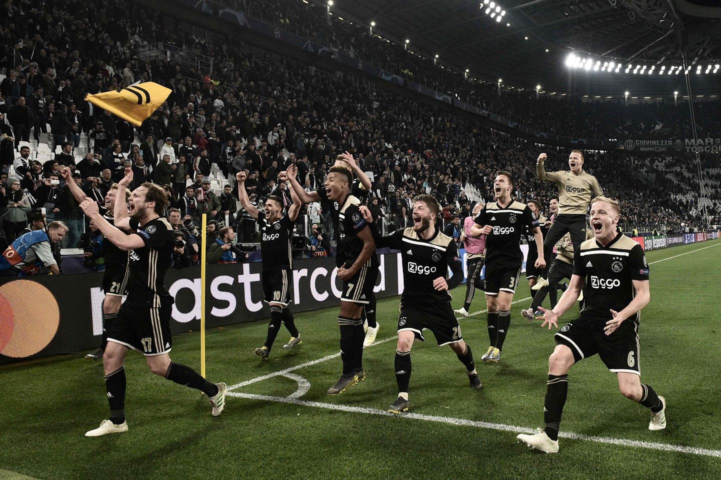 Amsterdami Ajaxi jalgpalliklubi mängijad tähistamas Meistrite liigas poolfinaali jõudmist.