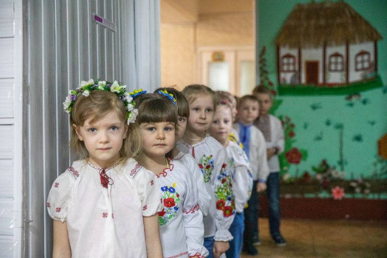 Дети в детском саду, который помогли отремонтировать сотрудники ЮНИСЕФ, Дымер, Киевская область, Украина, 11 февраля 2023 года.