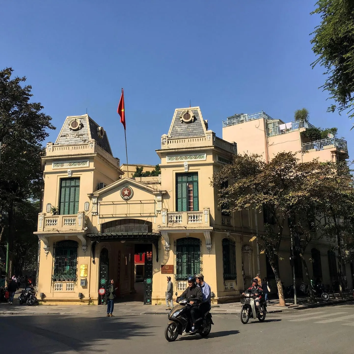 Vietnami linnade arhitektuuris (kuid ka näiteks kokakunstis) paistab kohati välja Prantsusmaa võimu all veedetud aeg.