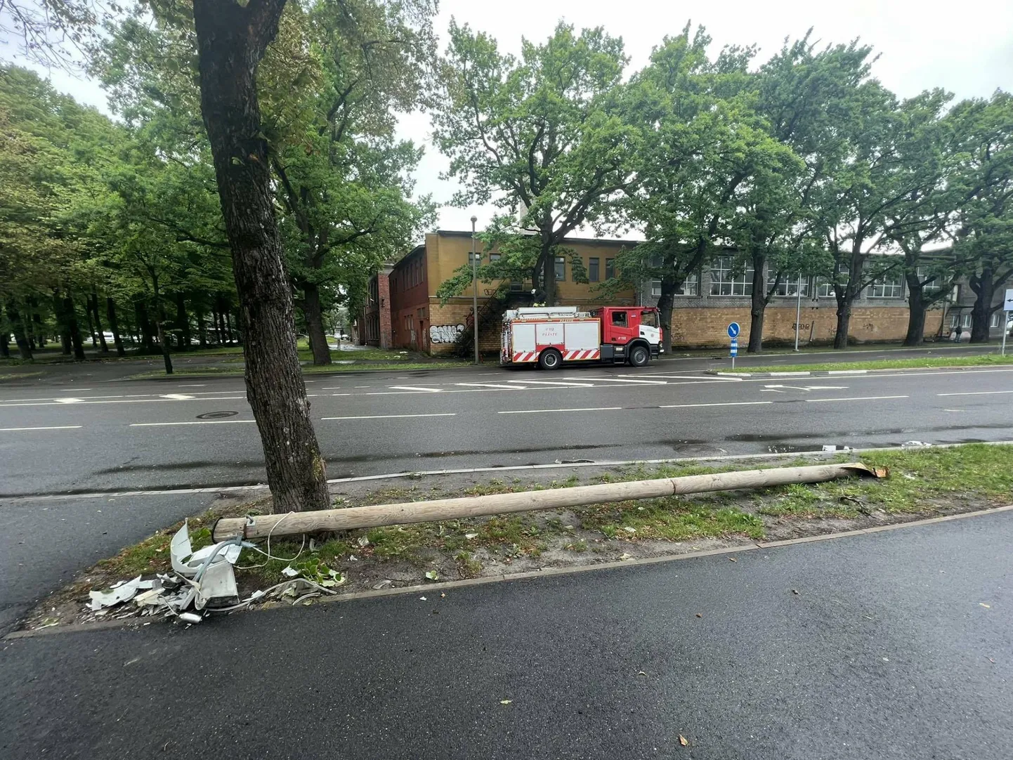 Фургон снес столбы.