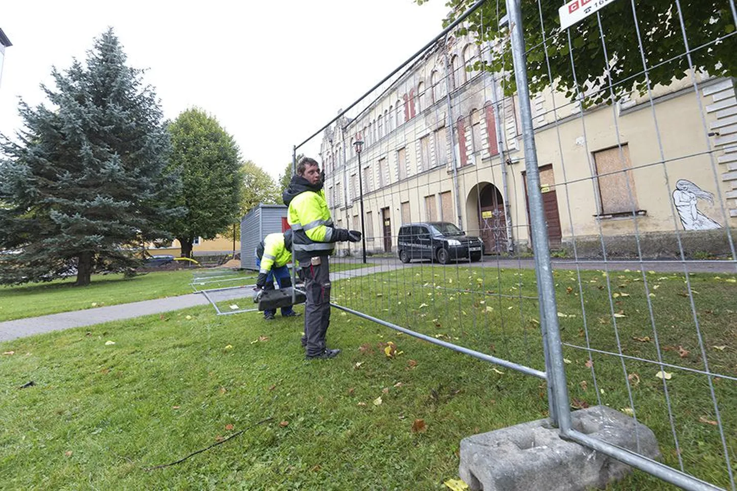 Viljandi linnavalitsus andis hotelliehitaja käsutusse 840 ruutmeetrit linnamaad, et ehitajal oleks maja ümber tegutsemiseks piisavalt ruumi. Reedel piirati see ala ehitusaedadega.