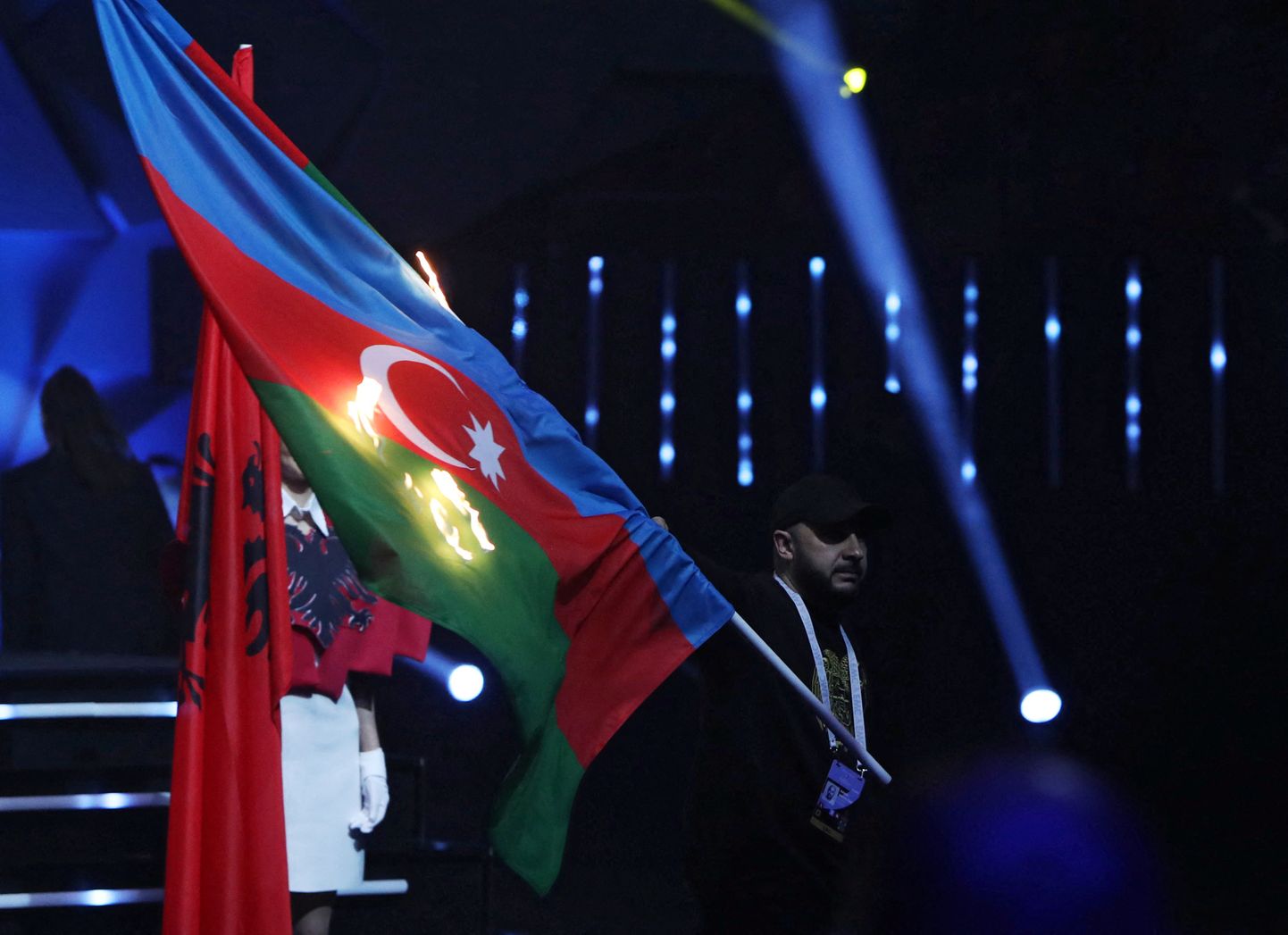 Moekunstnik Aram Nikoljan pani tõstmise EMi avamisel Jerevanis põlema Aserbaidžaani lipu.