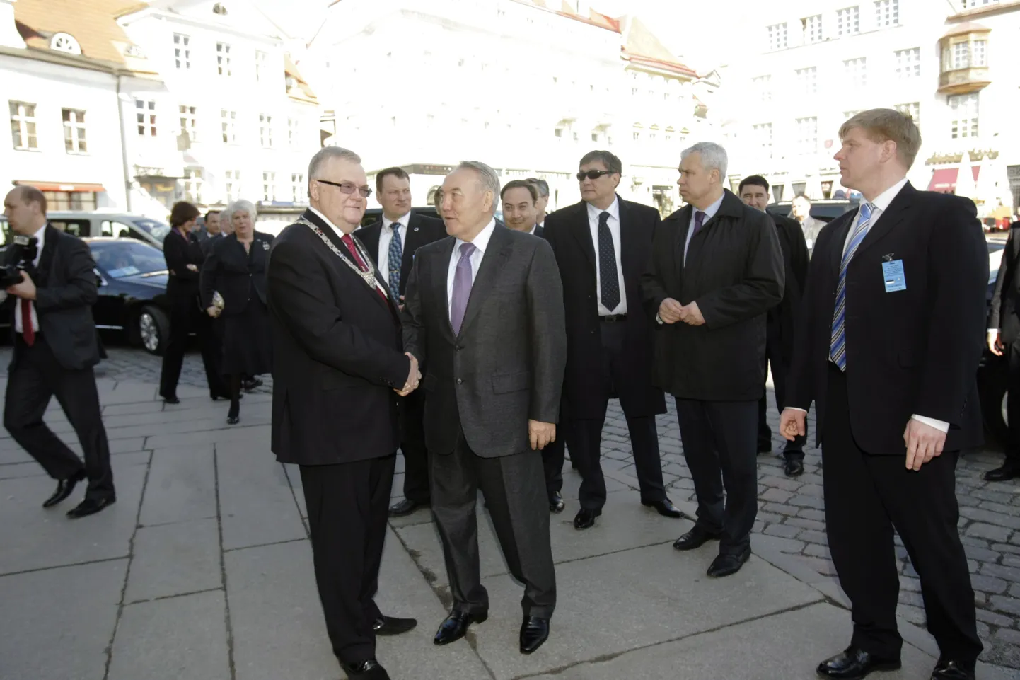 Kolm aastat tagasi Eestit külastanud Kasahstani President Nursultan Nazarbajev kohtumas Tallinna linnapea Edgar Savisaarega - nüüd võib vanast sõprusest Eesti piimatootjatele tulu tõusta.