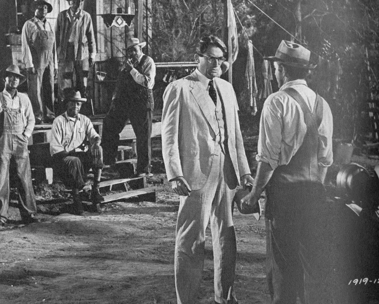 Kaader filmist «Tappa laulurästast», keskel Gregory Peck
