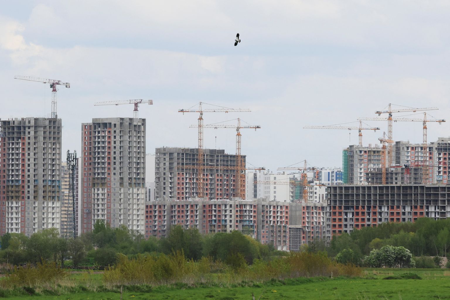 Ehitusjärgus kortermajad Peterburi äärelinnas juunis 2022.