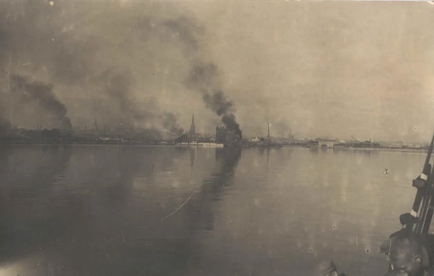 1944. aasta märtsis pommitas nõukogude õhuvägi Tallinna. See õuduste öö puudutas otseselt või kaudselt ka Järvamaa inimesi. Paljudel neist oli pealinnas sugulasi, valmis tuli olla ka peavarjuta jäänuid vastu võtma. Pildil on purukspommitatud Tallinn merelt vaadates.