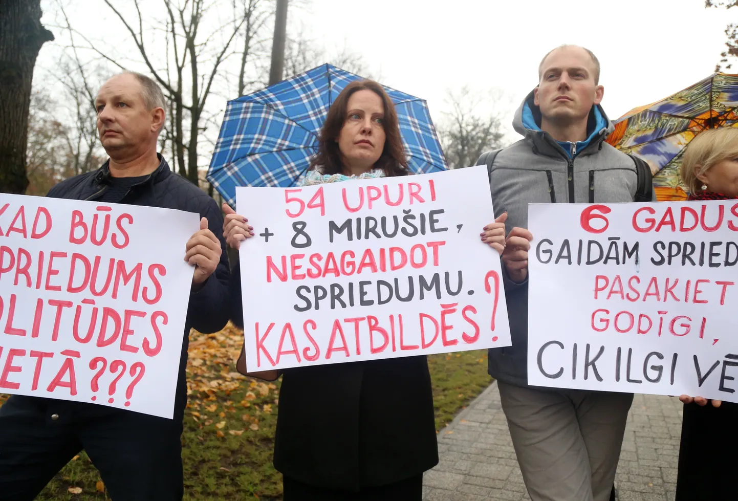 У здания Пардаугавского суда в Риге прошла акция общества "Золитуде 21.11"