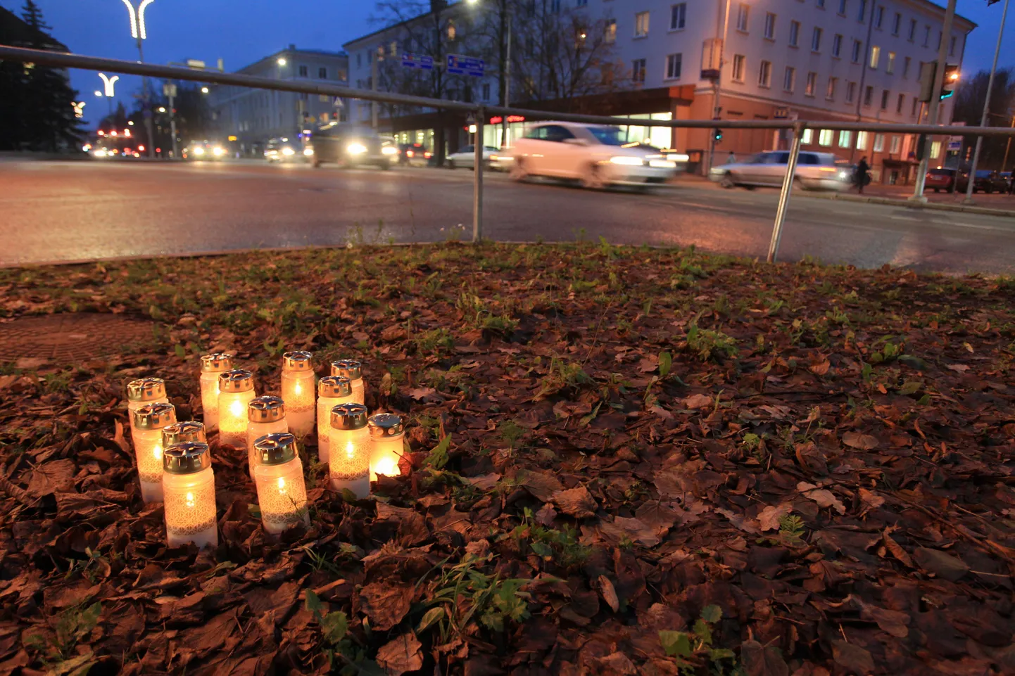 Sõbrad tõid aasta tagasi politseibussi ette jäänud ja hukkunud Raini mälestuseks küünlaid.