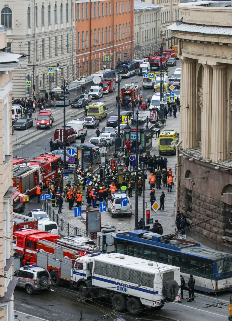 Päästemeeskonnad Peterburi Tehnoloogiainstituudi metroopeatuse juures