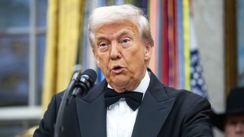 Tramps komentē iecerēto "Netflix" un "Warner Bros. Discovery" darījumu