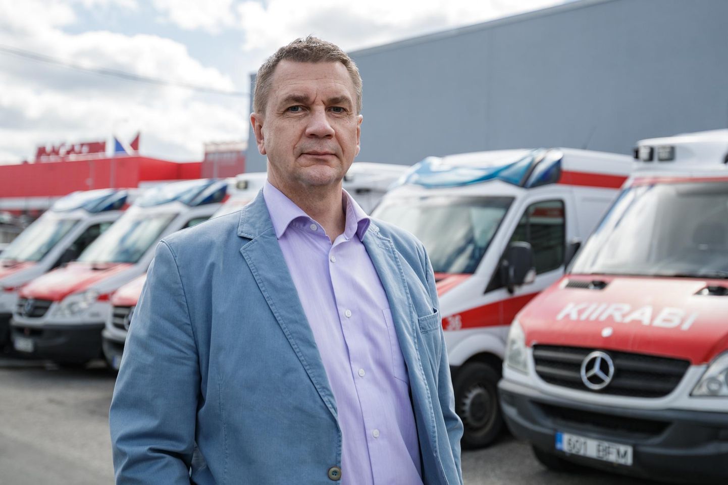 Hädas vaktsiinivastastega: Tallinna kiirabi juht Raul Adlas peab paarikümnele töötajale hundipassi andma.