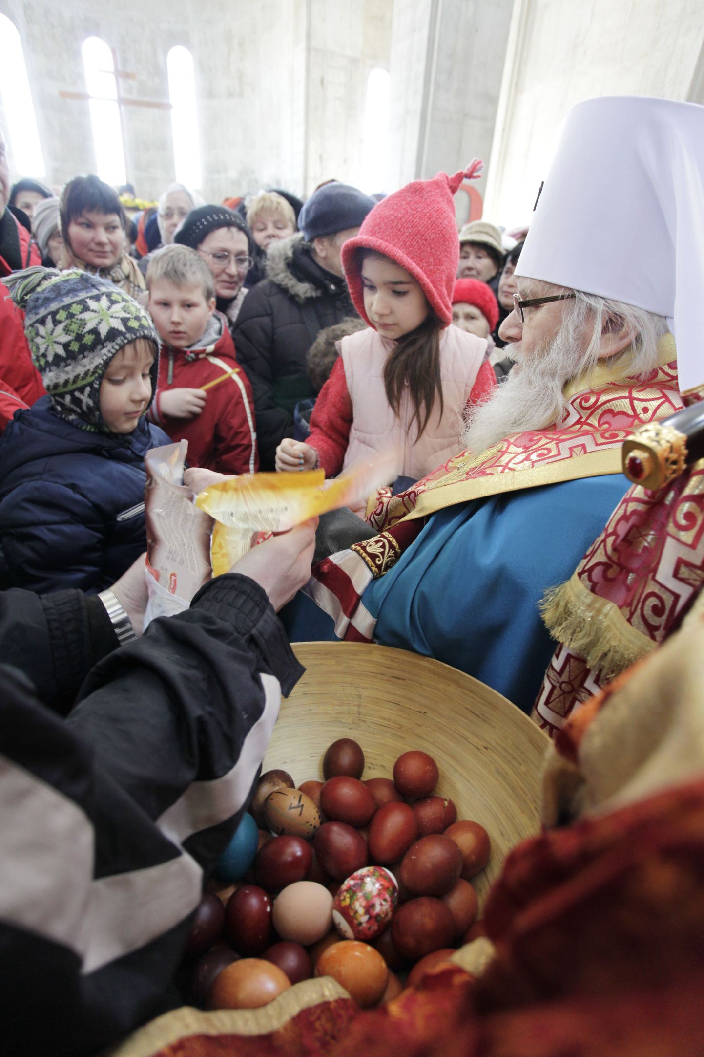 Tallinna rajatavasse Lasnamäe Jumalaema kirikusse oli eile juma­lateenistusele kogunenud hulk rahvast.