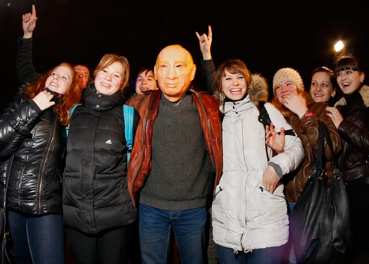 Putini maskis protestija eile Peterburis.