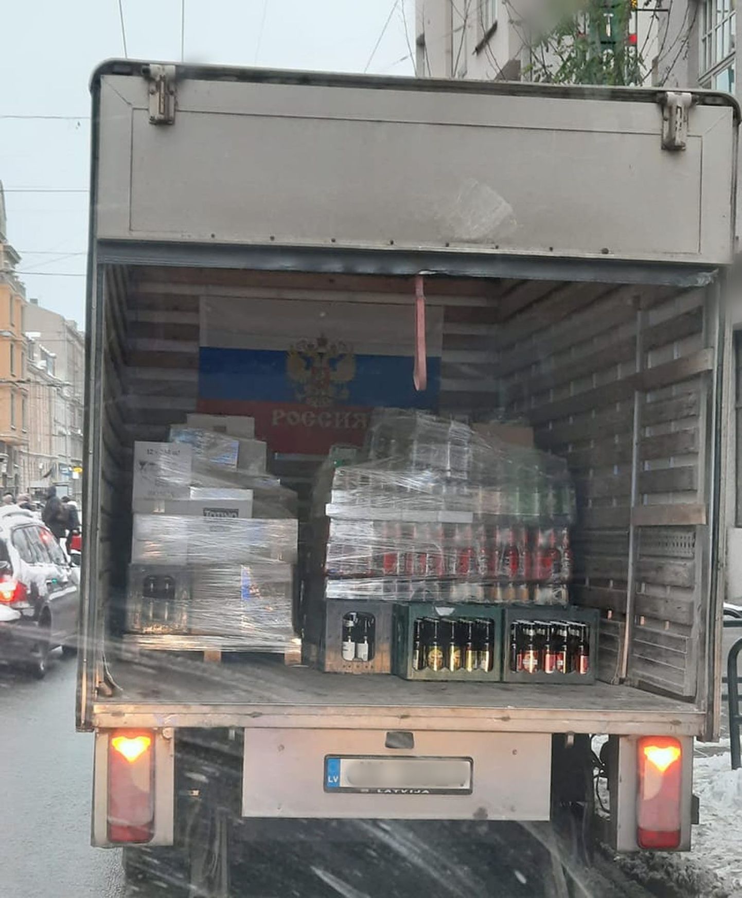 Policija sāk pārbaudi par kravas automašīnā novietotu Krievijas karogu