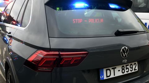 Видео ⟩ В Латвии автолюбители протестировали новую полицейскую машину: ее будет трудно распознать