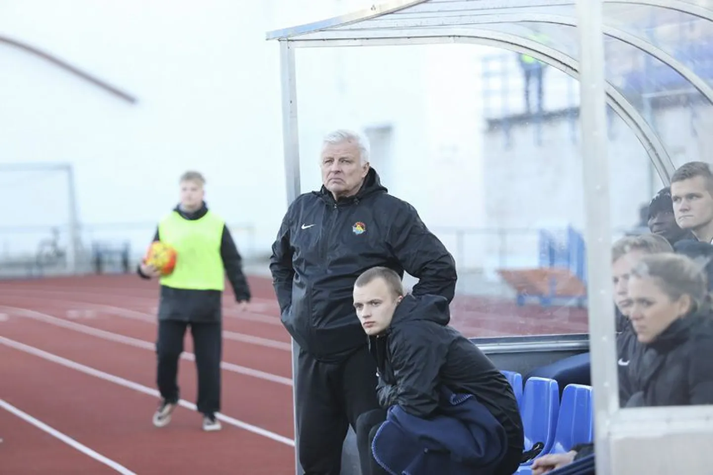 Valeri Bondarenko (püsti).