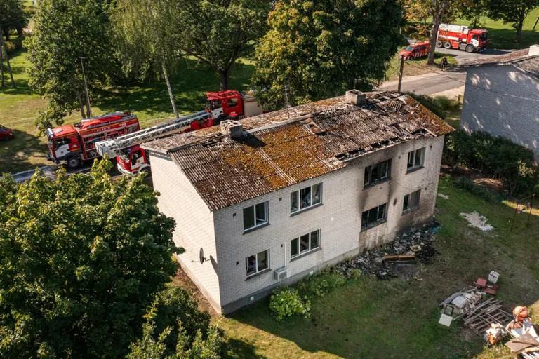 Tõstamaal Sadama teel neljapäeval põlenud korterist viidi kaks meest haiglasse.