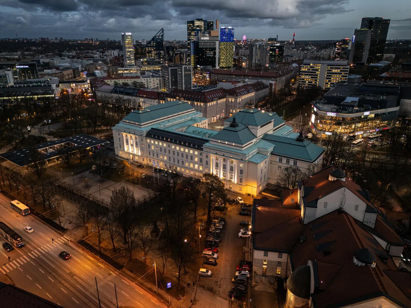 Juurdeehitusega tahetakse Estonia ooperi- ja balletiteatri juurde rajada tänapäevase akustikaga ooperisaal, rahvusvaheliste mõõtmetega pealava koos portaaliga, külglavad, tagalava ja publikualad. Teisalt on eesmärk mitte kahjustada hoone ajaloolist fassaadi ja integreerida võimalikult palju vanast hoonest uude.