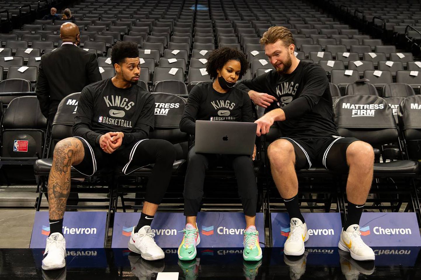 Lindsey Harding (keskel) on tegutsenud NBA klubi Sacramento Kingsi abitreenerina, pildil on ta koos nende mängijate Jeremy Lambi (vasakul) ja Domantas Sabonisega (paremal).