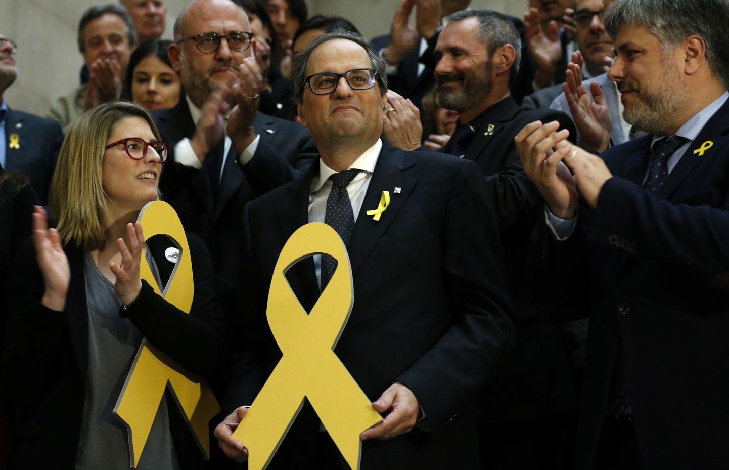 Quim Torra (keskel) ja paari nädala eest samuti võimalikuks Kataloonia presidendikandidaadiks peetud Elsa Artadi kollaste lintidega, mis sümboliseerivad nn poliitvange ehk sügisese illegaalse referendumi järel vangistatud iseseisvuslasi.