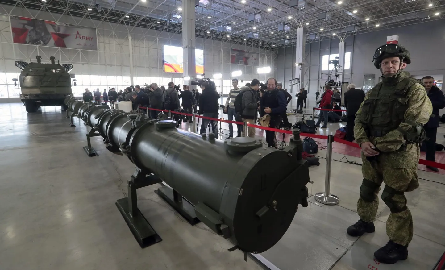 Venemaa sõjaväelane valvamas raketti 9M729, mille kasutusele võtmisega rikuti Ameerika Ühendriikide ja NATO hinnangul keskmaarakettide likvideerimise kokkulepet.